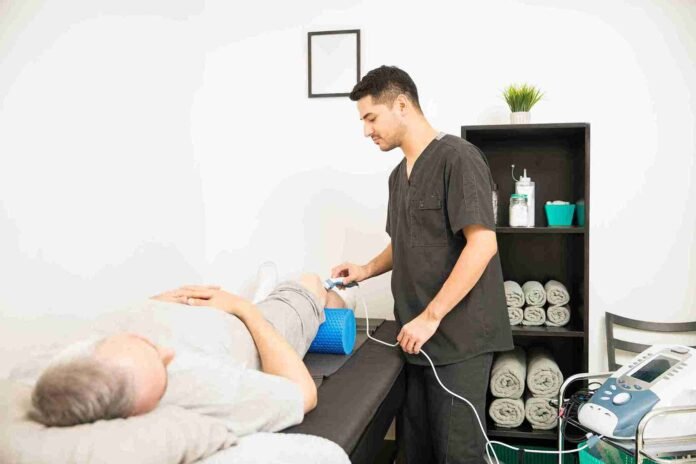 physiotherapist using softwave to treat knee pain SoftWave TRT vs traditional shockwave therapy